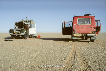 Our night camp on the Tanezrouft, the daily preparation of the cars before leaving for a long day driving