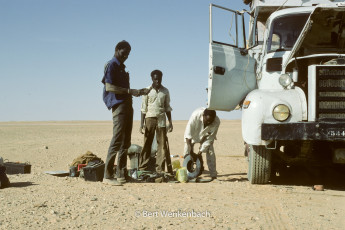 Truck drivers in the Sahara are usually excellent mechanics, here the clutch is being fixed