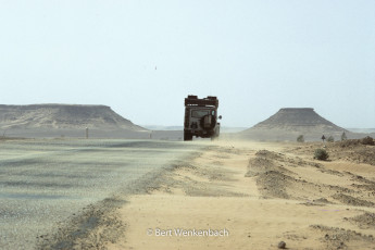 The long road to Tamanrasset, my travel companions in their Toyota Land Cruiser in front of me