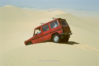 Crossing the sand dunes situated within "La pince du crab" d'Arakao