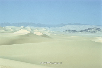 "La pince du crab" d'Arakao, it is a rock formation grouped in a half-circle, the half-circle is "filled up" with sand dunes